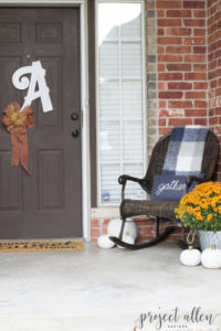 Create Fall Front Porch Envy with these tips and tricks to help you transition into Fall.| Fall Decorating Ideas | Decorating on a budget #Falldecorideas #Fallfrontporch