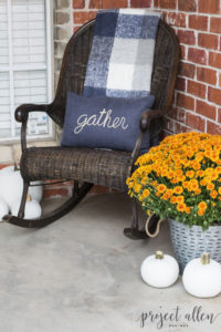 Create Fall Front Porch Envy with these tips and tricks to help you transition into Fall.| Fall Decorating Ideas | Decorating on a budget #Falldecorideas #Fallfrontporch