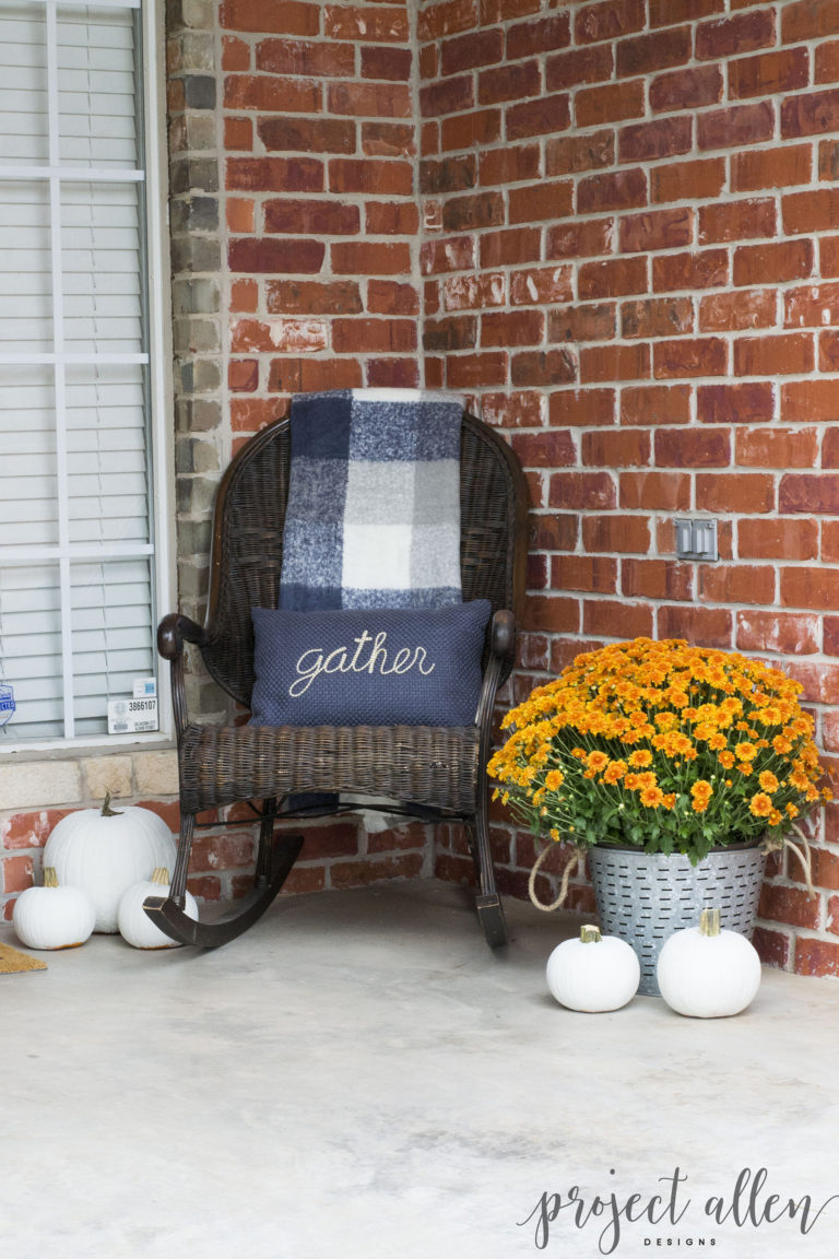 Create Fall Front Porch Envy with these tips and tricks to help you transition into Fall.| Fall Decorating Ideas | Decorating on a budget #Falldecorideas #Fallfrontporch