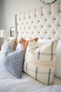 How To Mix Throw Pillows Like A Boss! Learn how to easily mix and match throw pillows and patterns with these fail proof decorating tips