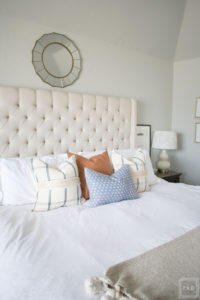 How To Mix Throw Pillows Like A Boss! Learn how to easily mix and match throw pillows and patterns with these fail proof decorating tips