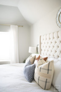 How To Mix Throw Pillows Like A Boss! Learn how to easily mix and match throw pillows and patterns with these fail proof decorating tips