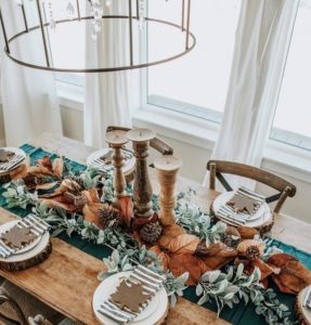 Thanksgiving Table ideas and Centerpiece Ideas You'll want to try this year from the best bloggers around. So glad I found these Thanksgiving decor table settings and now I have so many ideas for the holiday season. #thanksgiving #thanksgivingtable #thanksgivingdecor #holidaydecor